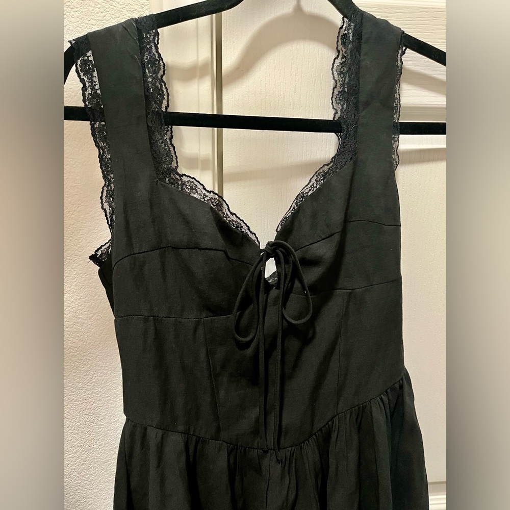 BLACK DRESS WITH LACE STRAPS🖤🖤 SIZE SMALL AND GREAT CONDITION(: